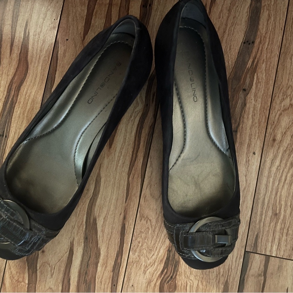 Bandolino Blue suede with one and a half inch heel. Very comfortable to walk in.